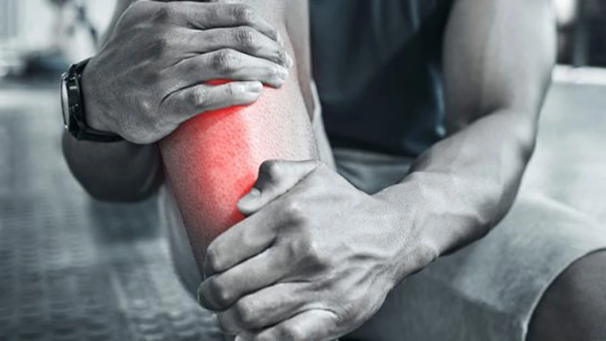 Antrenman sırasında bacağını tutan sporcu, ağrıyan bölge kırmızı vurgulu